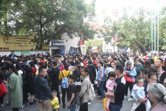 昨天有近4万人来到南宁这个地方 今天很后一天约吗